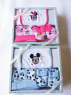 Set regalo cappellino, scarpine e bavetta neonato prima nascita Disney in cotone. C099