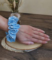 Scrunchie Haargummi blau mit weißen Punkte