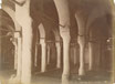 Tunisie, Kairouan : mosquée Sidi Okba, vers 1880, intérieur aux colonnes