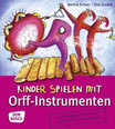 Kinder spielen mit Orff-Instrumenten