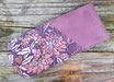 Porte-chéquier horizontal femme,souche à gauche, suédine violine et et tissu aubergine avec grandes fleurs
