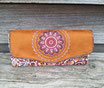 Grand portefeuille brodé pour femme en suédine caramel, tissu rose avec des motifs, broderie médaillon floral