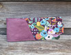 Porte-chéquier horizontal femme, souche à gauche en suédine violine et tissu aubergine avec des fleurs