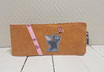 Porte-chéquier horizontal femme,souche à gauche, broderie chat, suédine caramel, patte de fermeture