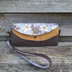Grand portefeuille pochette en faux cuir marron et jaune, tissu taupe avec des fleurs s