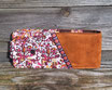 Porte-chéquier horizontal femme,souche à gauche, suédine caramel et tissu rose avec des motifs