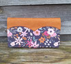 Porte-chéquier femme en suédine caramel et tissu bleu marine avec des fleurs colorées, patte de fermeture