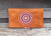 Porte-chéquier femme en suédine caramel broderie médaillon