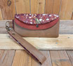 Grand portefeuille pochette en faux cuir cognac, suédine rouille, tissu bordeaux  avec des fleurs sauvages