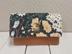 Portefeuille compact femme, faux cuir fauve effet daim, tissu vert forêt avec des fleurs, agencement original