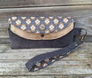 Grand portefeuille pochette en faux cuir gris et doré, tissu gris foncé avec des fleurs