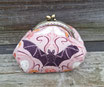 bourse vintage femme en tissu rose avec des chauve-souris et des citrouilles