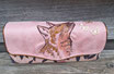 Grand portefeuille brodé pour femme, en suédine vieux rose - tissu rose avec des fleurs et papillons,  broderie renard