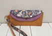 Grand portefeuille porte‑chéquier femme en faux cuir cognac, suédine mauve et tissu gris avec des fleurs sauvages, dragonne amovible