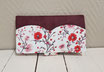 Porte-chéquier femme en suédine bordeaux et tissu blanc avec des fleurs roses et rouges  colorées, patte de fermeture