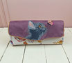 Grand portefeuille brodé pour femme, en  tissu rose clair fleuri, suédine violette, broderie chat / chaton