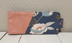 Porte-chéquier horizontal femme,souche à gauche, suédine vieux rose, tissu gris fleuri élégant et bohème