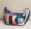 Sac à bandoulière demi-lune, toile de coton motif géométrique bleu pétrole, terracotte,  noir, doublure toile vert canard , printemps été