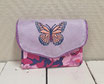 Porte-monnaie femme accordéon brodé en tissu bleu des fleurs , suédine mauve, broderie papillon