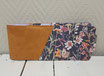 Porte-chéquier horizontal femme,souche à gauche, suédine caramel et tissu gris foncé avec des fleurs sauvages