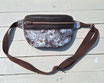 Sac banane pour femme en faux cuir marron et toile de coton taupe avec des fleurs
