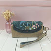 Grand portefeuille pochette en faux cuir bronze doré, cuir vert anglais, tissu avec des fleurs et paons