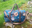 grand sac de voyage femme en faux cuir bronze, tissu sergé de coton bleu pétrole avec de grandes fleurs