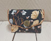 Porte-monnaie femme accordéon en tissu vert forêt avec des fleurs