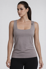 T-SHIRT KHAKI ÄRMELLOS REGULÄRE PASSFORM | KHAKI SLEEVELESS T-SHIRT REGULAR FIT