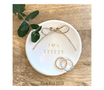 Ringschalen rund, rustikale personalisierte Ringteller mit Initialen und kleinem Herz in Farbe