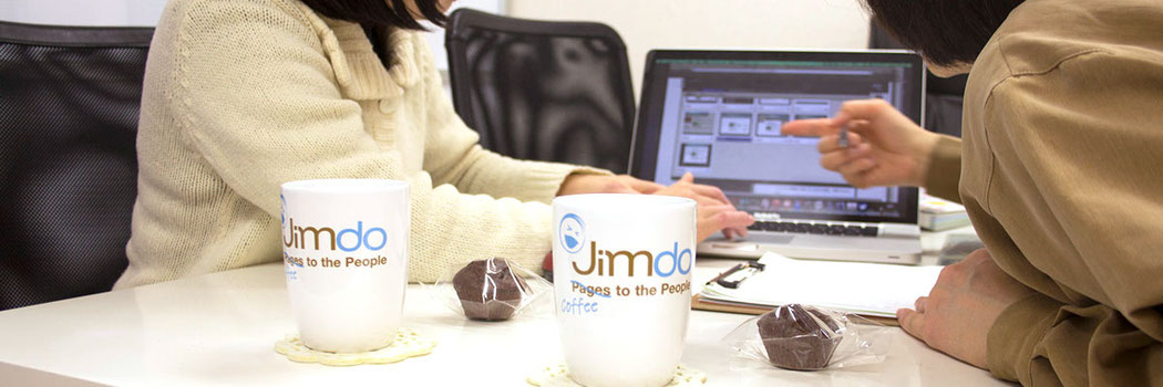 JimdoCafe京都でホームページのレクチャーを受けている様子