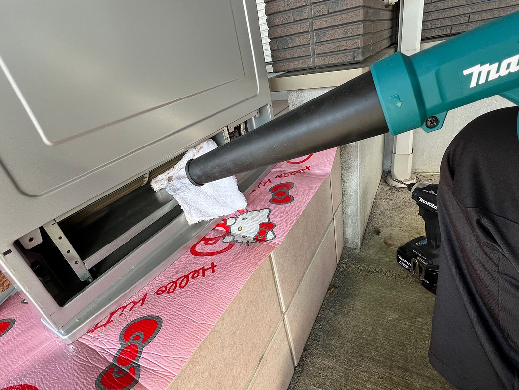 ガスファンヒーター清掃中 ブロワーで埃を飛ばします