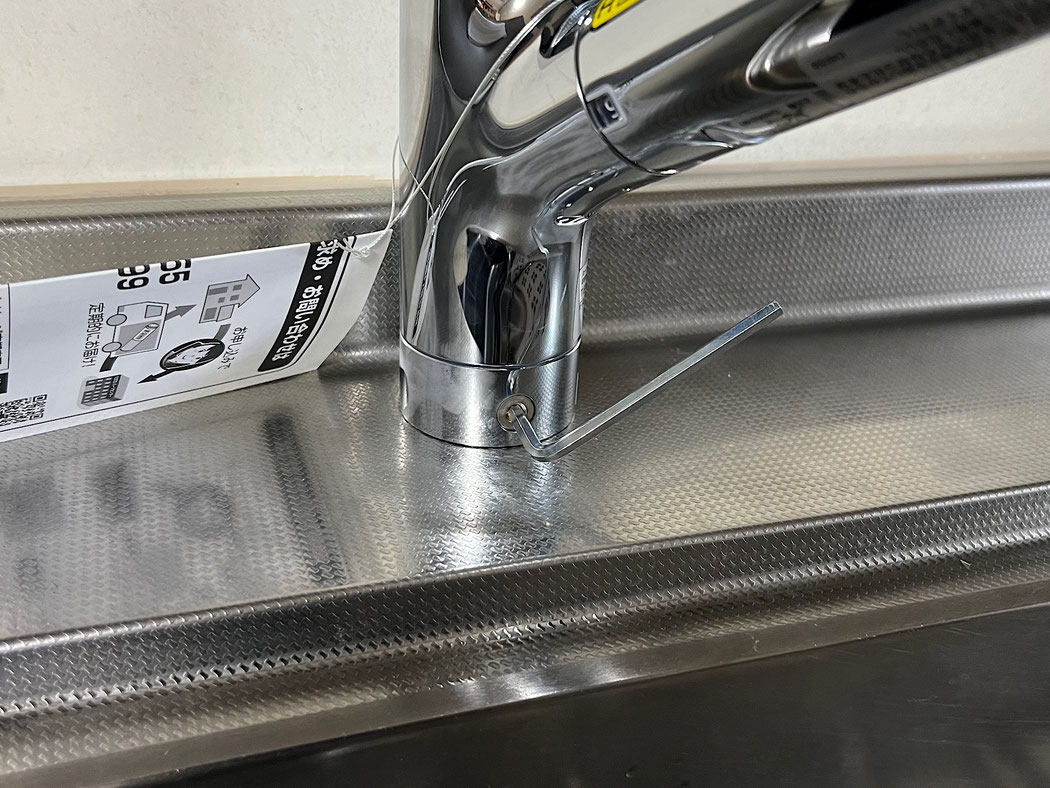 蛇口本体を金具に固定作業