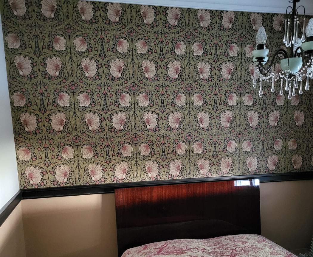 création d'ambiance avec papier peint art nouveau, mobilier vintage et peintures coordonnées dans une chambre à Mérignac 33