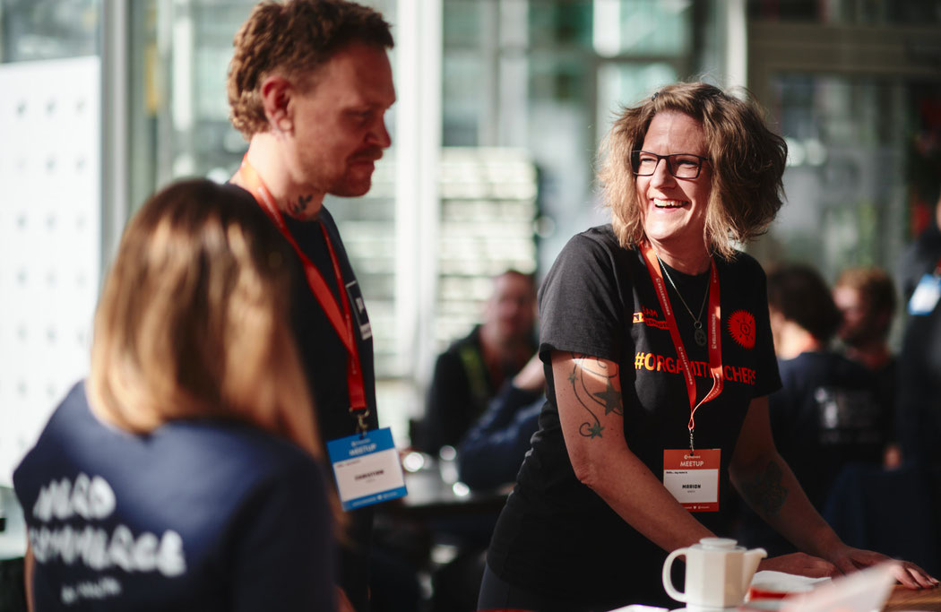Kellerkinder Bar-Camp: Zwei Personen im Gespräch bei einem Workshop, eingefangen von einem Event-Fotografen.