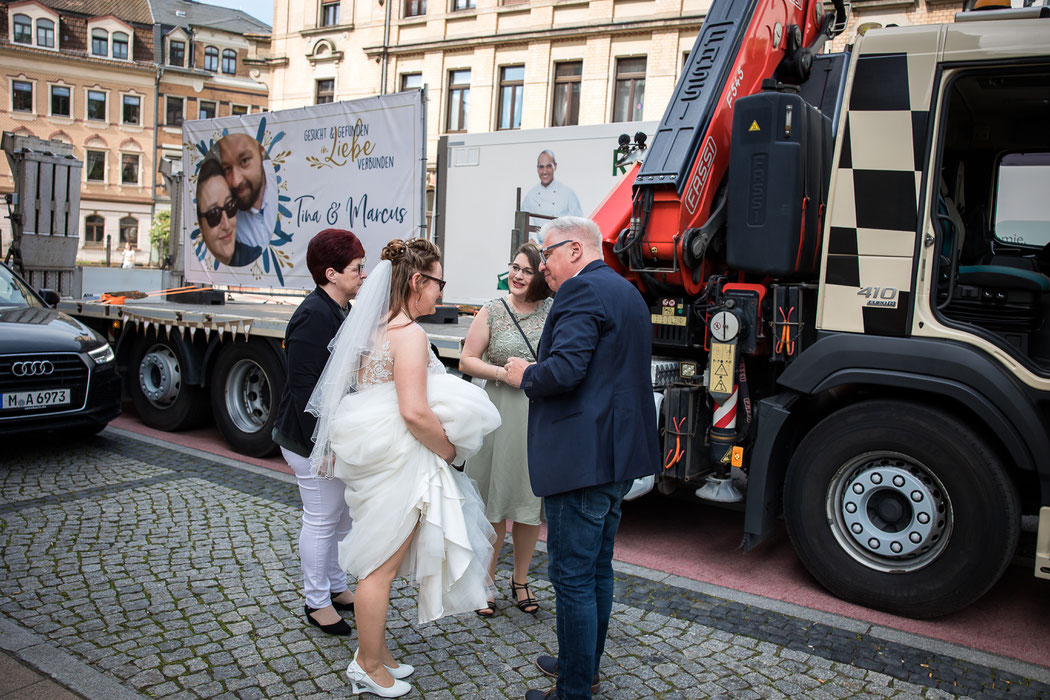 LKW Hochzeit Dresden, Trucker Hochzeit Dresden, Baumaschinentransporte Dresden, Baggertransport Dresden, TRansport Tieflader Dresden, Transportunternehmen Dresden, Transporte mit Tieflader Dresden, Bagger transportieren Dresden