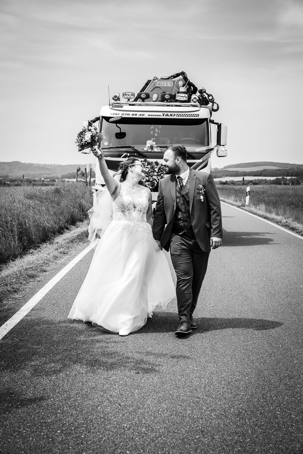 LKW Hochzeit Dresden, Trucker Hochzeit Dresden, Baumaschinentransporte Dresden, Baggertransport Dresden, TRansport Tieflader Dresden, Transportunternehmen Dresden, Transporte mit Tieflader Dresden, Bagger transportieren Dresden