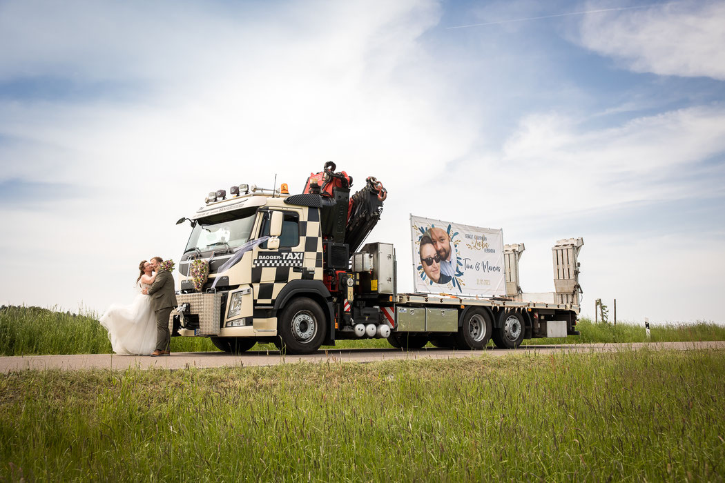 LKW Hochzeit Dresden, Trucker Hochzeit Dresden, Baumaschinentransporte Dresden, Baggertransport Dresden, TRansport Tieflader Dresden, Transportunternehmen Dresden, Transporte mit Tieflader Dresden, Bagger transportieren Dresden