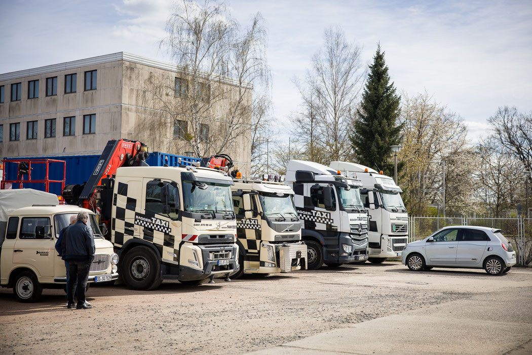Baumaschinentransporte Dresden, Baggertransport Dresden, TRansport Tieflader Dresden, Transportunternehmen Dresden, Transporte mit Tieflader Dresden, Bagger transportieren Dresden