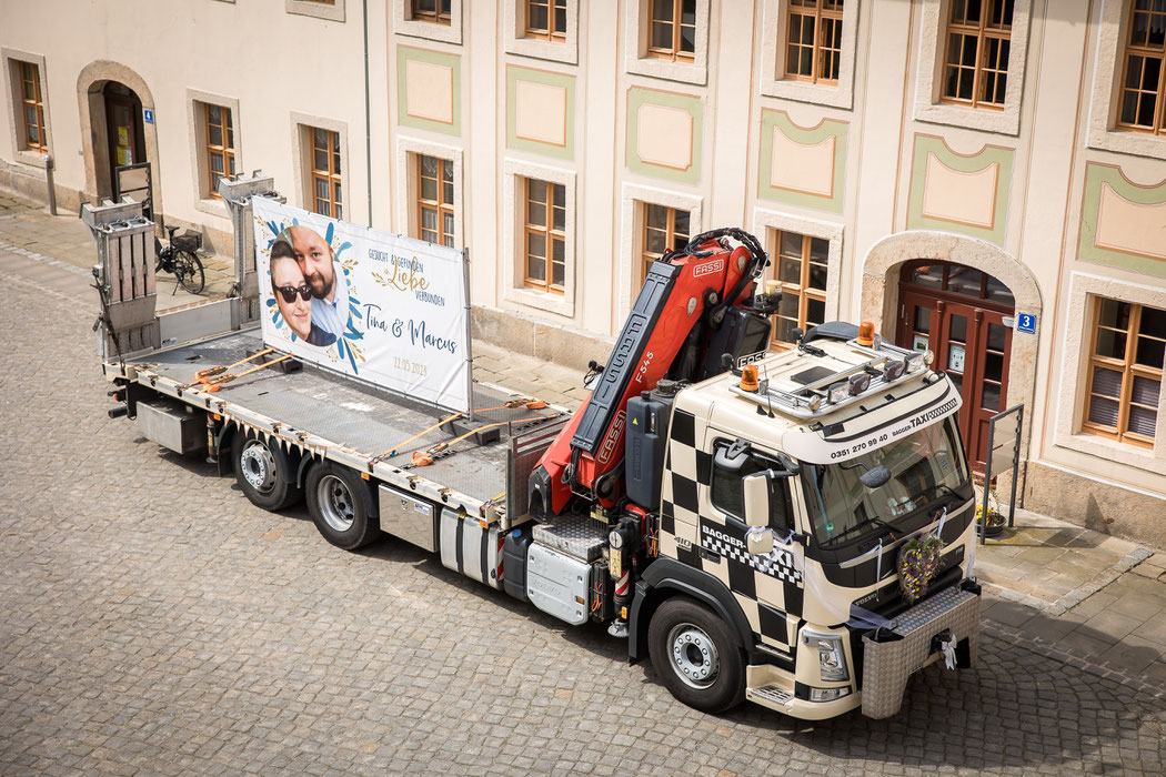LKW Hochzeit Dresden, Trucker Hochzeit Dresden, Baumaschinentransporte Dresden, Baggertransport Dresden, TRansport Tieflader Dresden, Transportunternehmen Dresden, Transporte mit Tieflader Dresden, Bagger transportieren Dresden