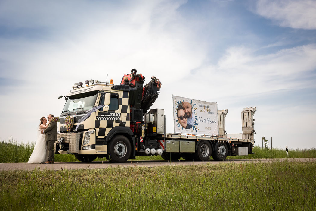 LKW Hochzeit Dresden, Trucker Hochzeit Dresden, Baumaschinentransporte Dresden, Baggertransport Dresden, TRansport Tieflader Dresden, Transportunternehmen Dresden, Transporte mit Tieflader Dresden, Bagger transportieren Dresden