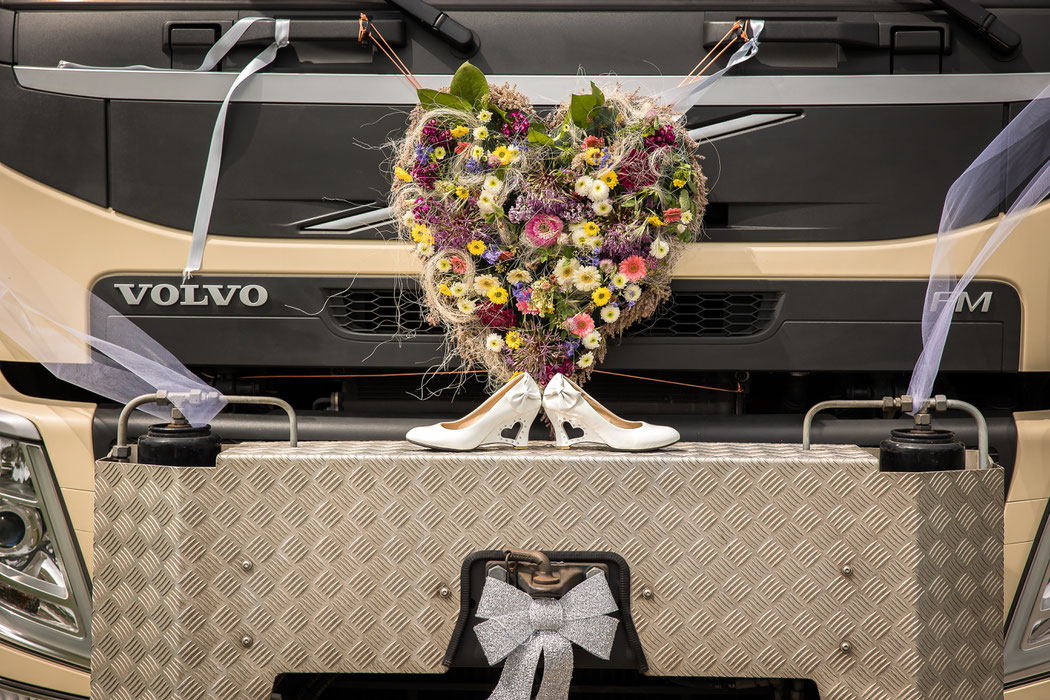 LKW Hochzeit Dresden, Trucker Hochzeit Dresden, Baumaschinentransporte Dresden, Baggertransport Dresden, TRansport Tieflader Dresden, Transportunternehmen Dresden, Transporte mit Tieflader Dresden, Bagger transportieren Dresden