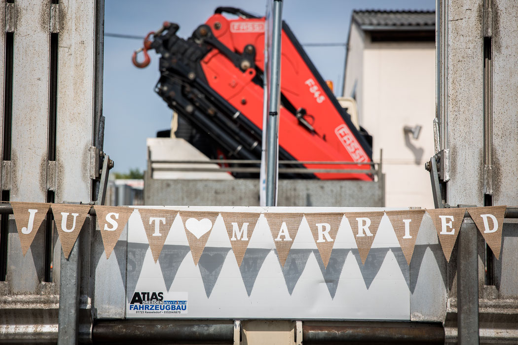 LKW Hochzeit Dresden, Trucker Hochzeit Dresden, Baumaschinentransporte Dresden, Baggertransport Dresden, TRansport Tieflader Dresden, Transportunternehmen Dresden, Transporte mit Tieflader Dresden, Bagger transportieren Dresden