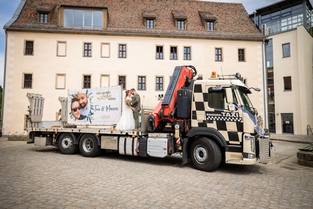 LKW Hochzeit Dresden, Trucker Hochzeit Dresden, Baumaschinentransporte Dresden, Baggertransport Dresden, TRansport Tieflader Dresden, Transportunternehmen Dresden, Transporte mit Tieflader Dresden, Bagger transportieren Dresden