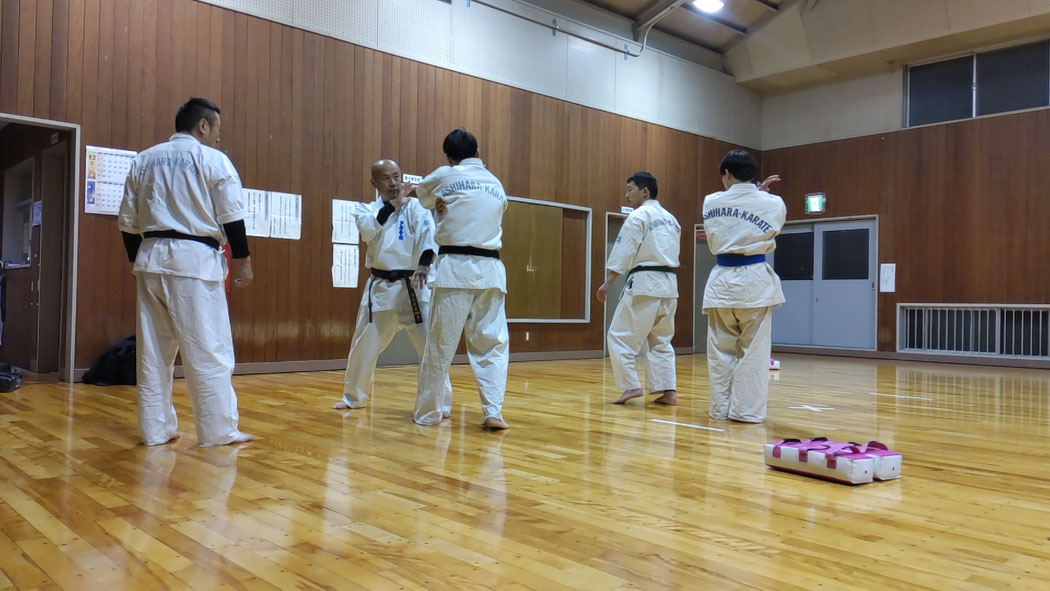 二人組で、肘打ちの練習をしているところ