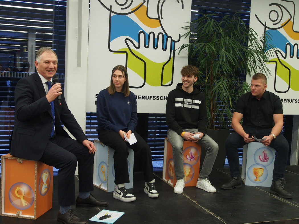 Schülersprecher Janika Martin, Moritz Hehlein und Martin Porath erörterten gemeinsam mit dem Schulleiter, Peter J. Hoffmann