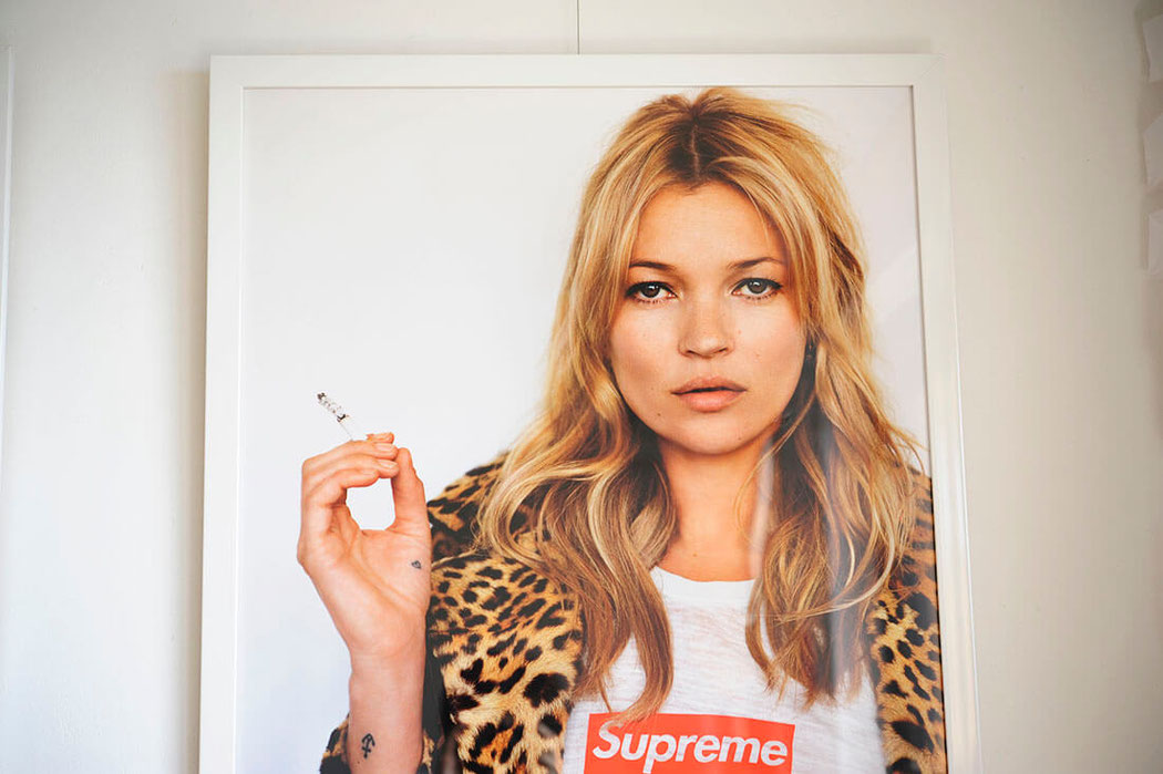Supremeのケイト・モス&レディ・ガガのポスターの額装をご紹介 Supremeのケイト・モス&レディ・ガガのポスターの額装をご紹介