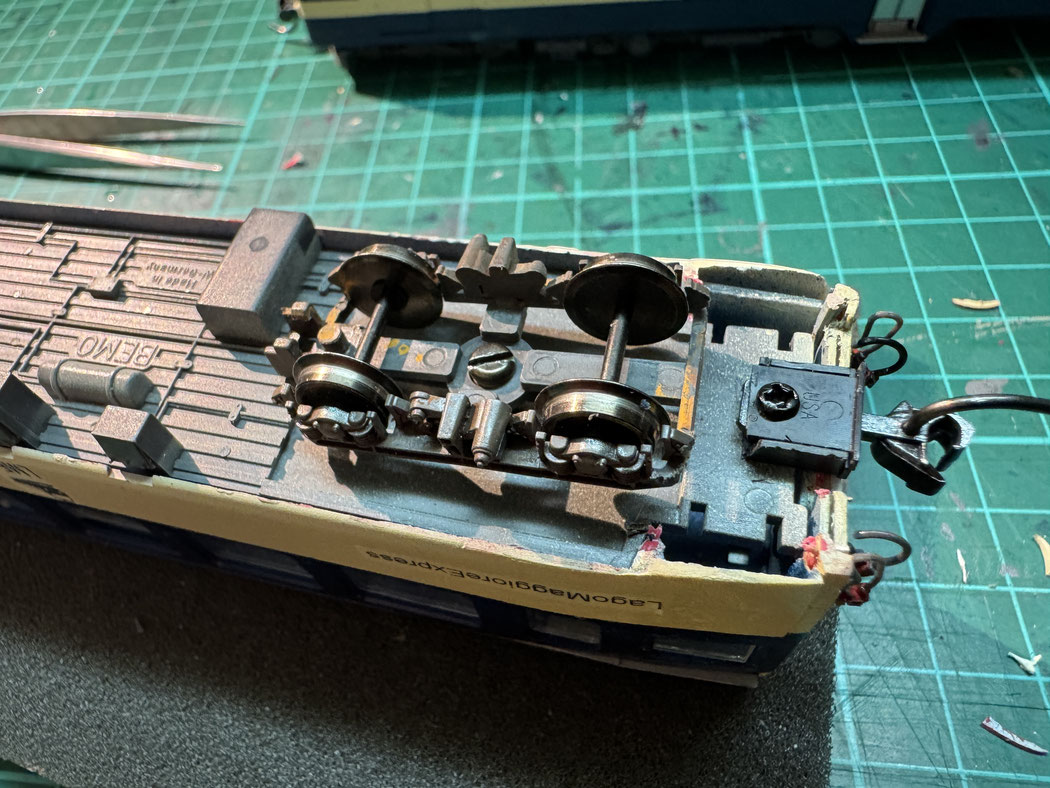 Die vor allem in den USA bzw. bei US-Modellbahnern verbreitete Kadee Couplers hat vor allem beim Rangieren einen riesigen Vorteil: Sie lässt sich per (Elektro-) Magnet oder per Hand an überall auf der Anlage entkuppeln. Zudem können durch die Funktion der