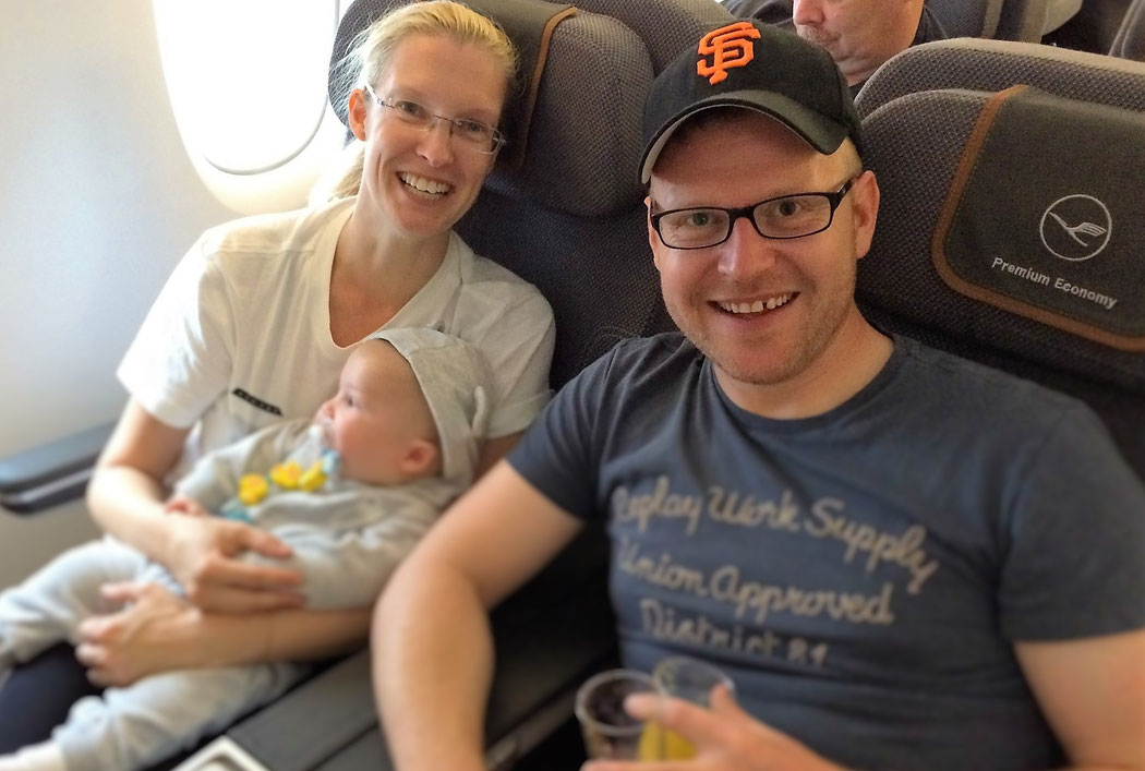 Eine glückliche entspannte Familie im Flieger - geht das?!?