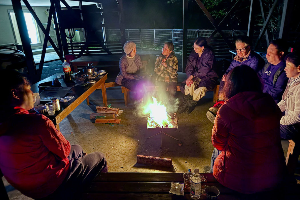 皆んなで焚き火を囲む対話の時間。